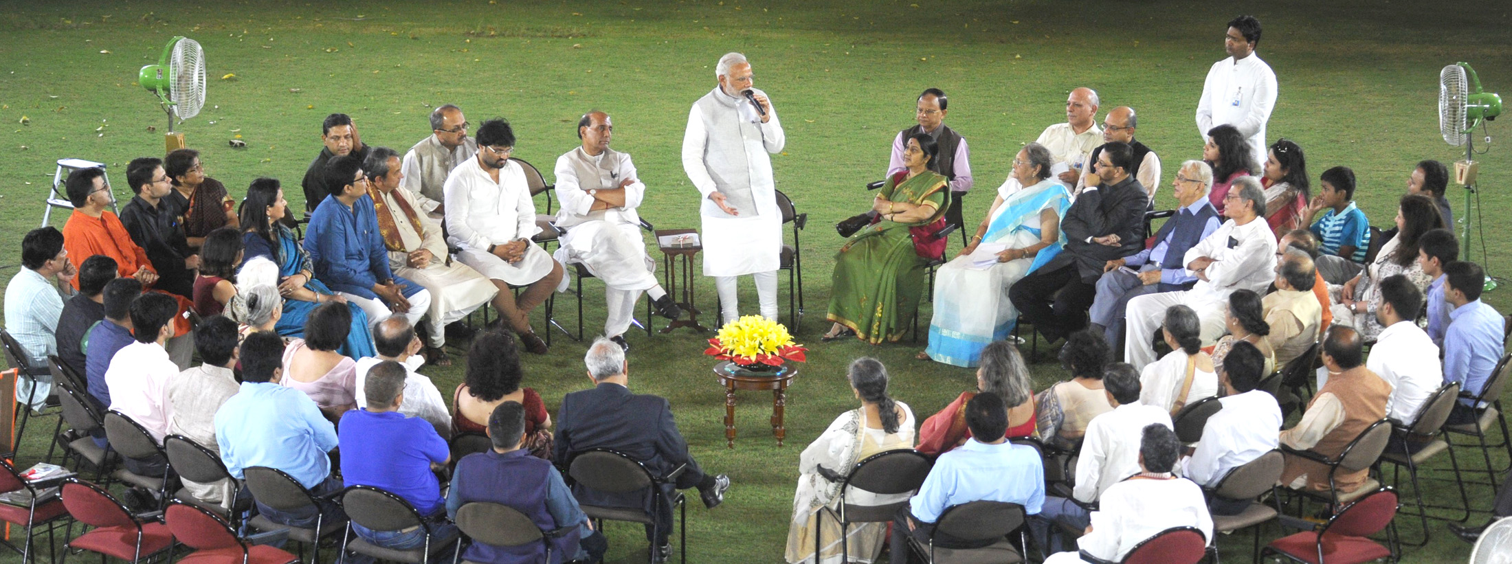 The Prime Minister, Shri Narendra Modi interacting with the family members of Netaji Subhas Chandra Bose, at 7, Race Course Road, in New Delhi on October 14, 2015.