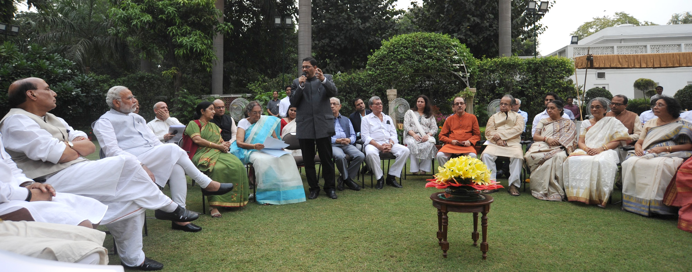 The Prime Minister, Shri Narendra Modi interacting with the family members of Netaji Subhas Chandra Bose, at 7, Race Course Road, in New Delhi on October 14, 2015.