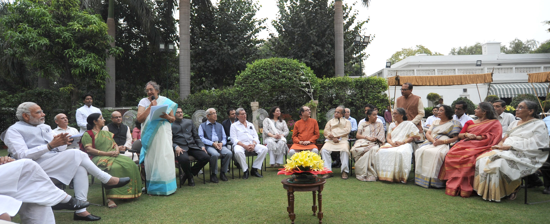 The Prime Minister, Shri Narendra Modi interacting with the family members of Netaji Subhas Chandra Bose, at 7 Race Course Road, in New Delhi on October 14, 2015.
