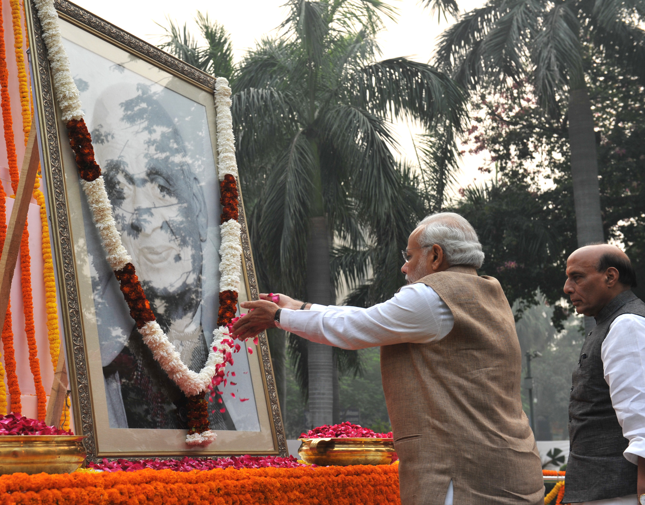 The Prime Minister, Shri Narendra Modi paying floral tributes at the statue of Sardar Vallabhbhai Patel, on Parliament Street, in New Delhi on October 31, 2015. 	The Union Home Minister, Shri Rajnath Singh is also seen.