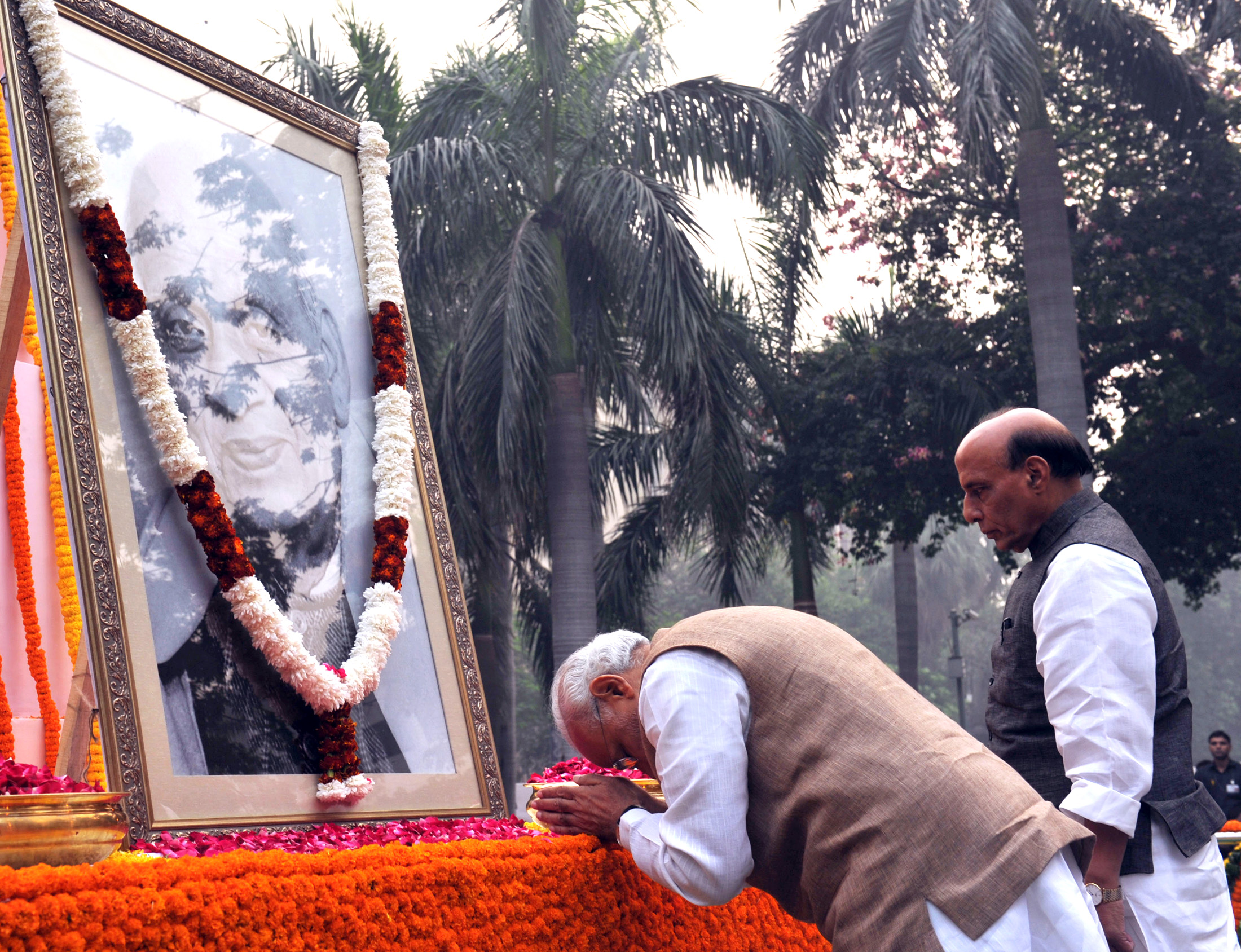 The Prime Minister, Shri Narendra Modi paying homage to Sardar Patel on Rashtriya Ekta Diwas, at Patel Chowk, in New Delhi on October 31, 2015. 	The Union Home Minister, Shri Rajnath Singh is also seen.