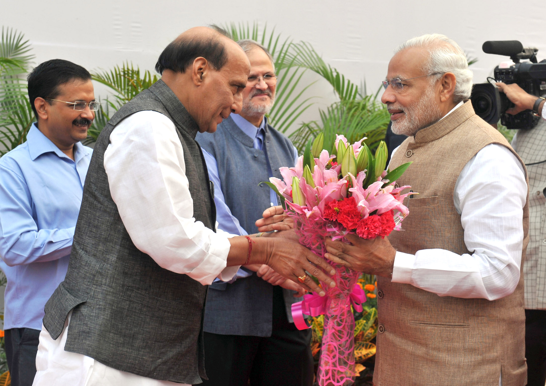 The Prime Minister, Shri Narendra Modi being welcomed by the Union Home Minister, Shri Rajnath Singh, at the Run for Unity event, organised on Rashtriya Ekta Diwas, at Rajpath, in New Delhi on October 31, 2015. 	The Lt. Governor of Delhi, Shri Najeeb Jung and the Chief Minister of Delhi, Shri Arvind Kejriwal are also seen.