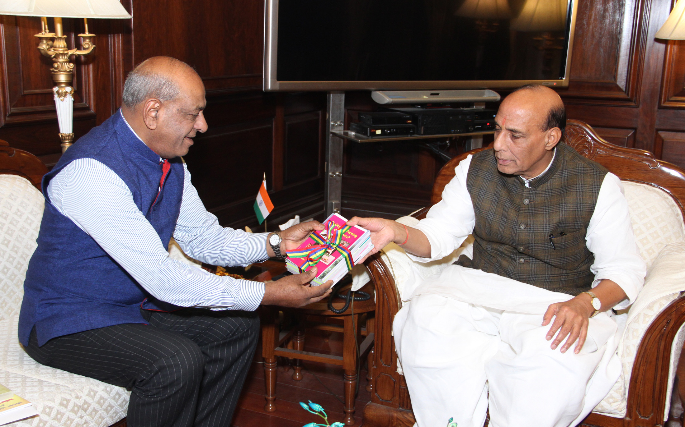 The High Commissioner of Mauritius in India, Mr. Jagdishwar Goburdhun calling on the Union Home Minister, Shri Rajnath Singh, in New Delhi on January 12, 2016.