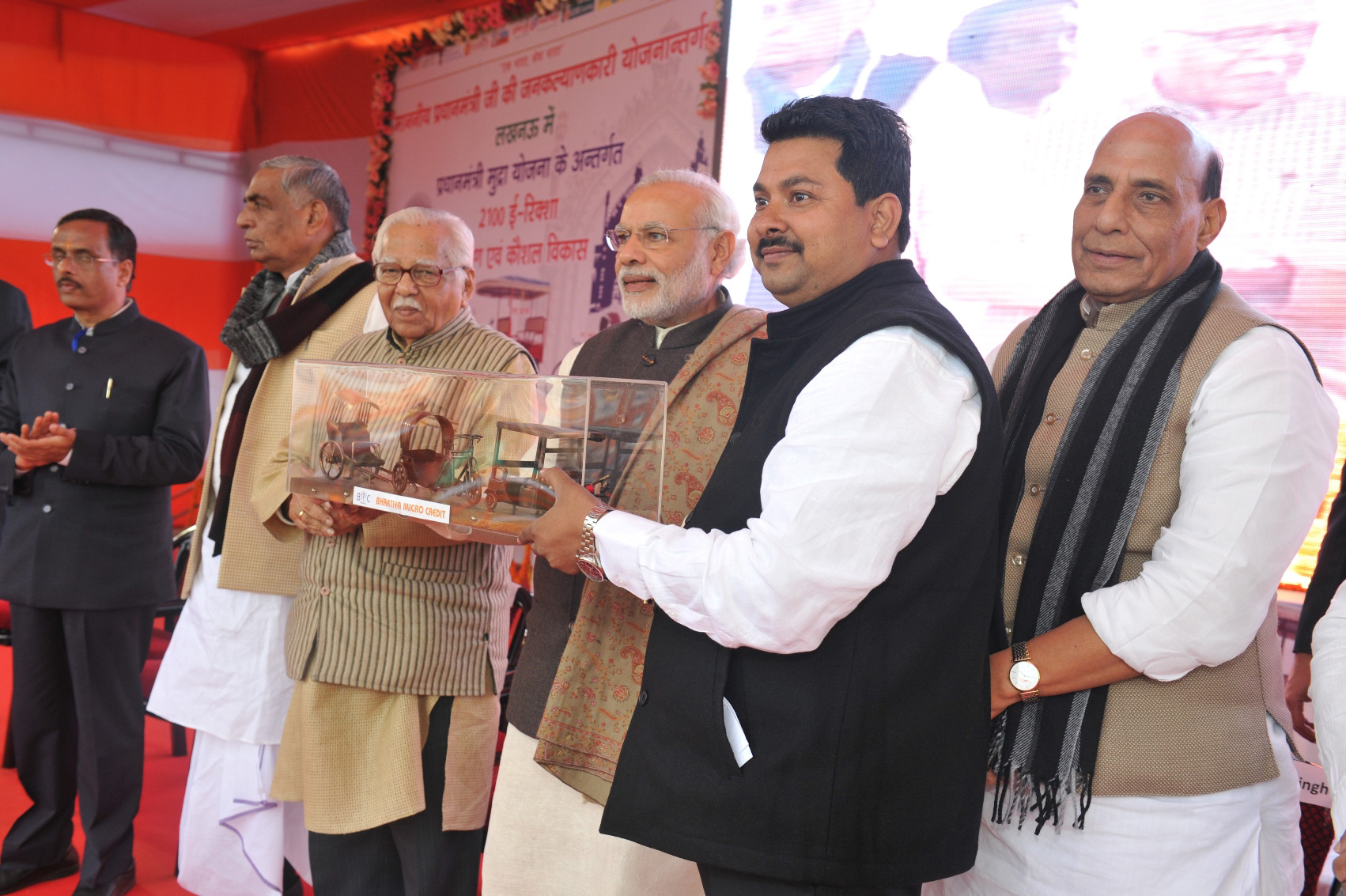 The Prime Minister, Shri Narendra Modi being presented a memento at Rickshaw Sangh programme by the Bhartiya Micro Credit, in Lucknow, Uttar Pradesh on January 22, 2016. 		The Governor of Uttar Pradesh, Shri Ram Naik and the Union Home Minister, Shri Rajnath Singh are also seen.