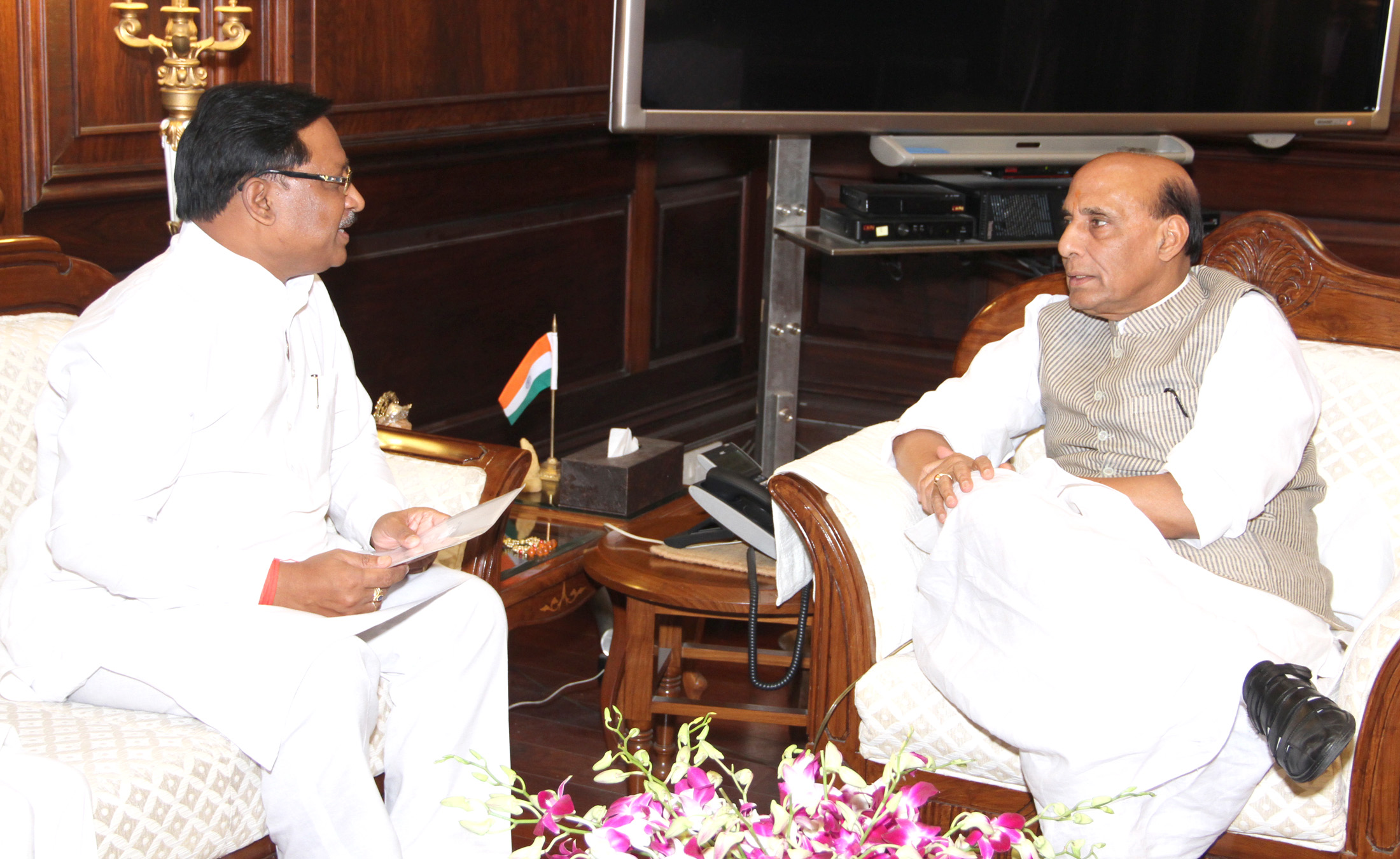 The Minister of State for Mines and Steel, Shri Vishnu Deo Sai calling on the Union Home Minister, Shri Rajnath Singh, in New Delhi on April 05, 2016.