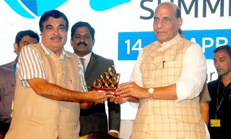 The Union Home Minister, Shri Rajnath Singh being presented a memento by the Union Minister for Road Transport & Highways and Shipping, Shri Nitin Gadkari, at the valedictory function of the Maritime India Summit, in Mumbai on April 15, 2016.