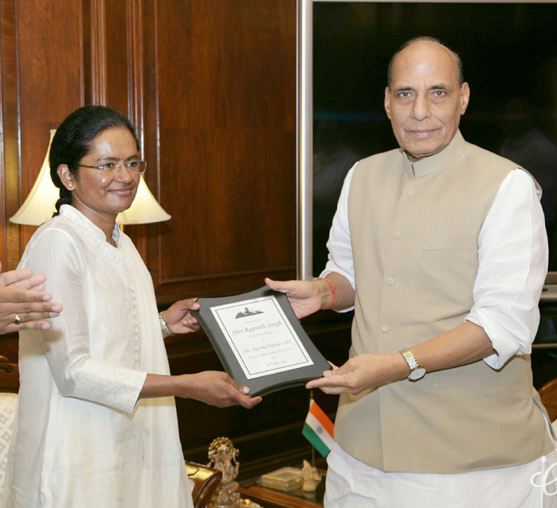 The Union Home Minister, Shri Rajnath Singh felicitating Ms. Aparna Kumar, IPS for successfully scaling Mount Everest this month, in New Delhi on May 30, 2016.