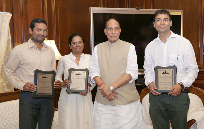 The Union Home Minister, Shri Rajnath Singh in a group photograph with Ms. Aparna Kumar, IPS, Shri Suhail Sharma, IPS and Shri Rafique Shaikh, Constable who successfully scaled Mount Everest this month, in New Delhi on May 30, 2016.