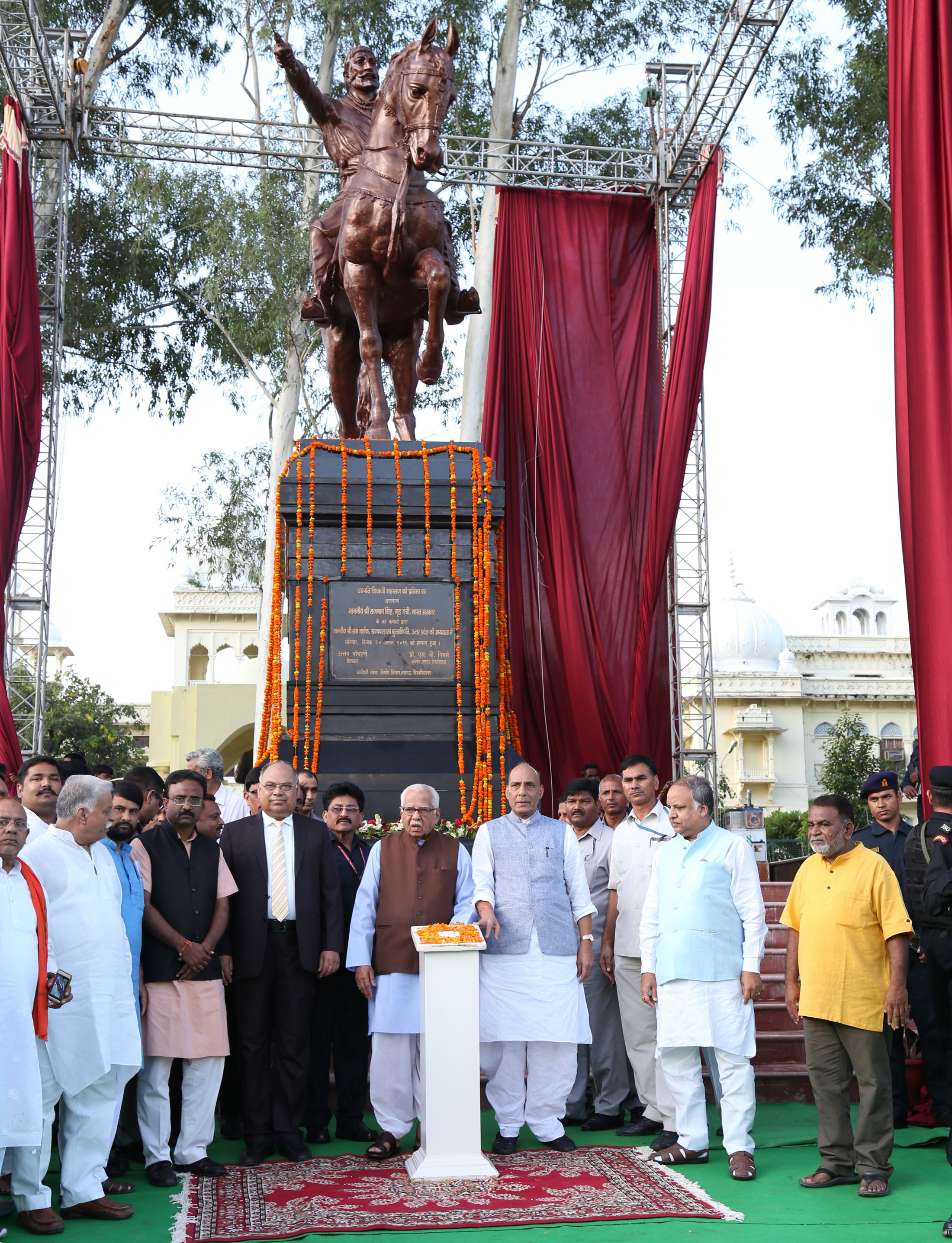 The Union Home Minister, Shri Rajnath Singh unveiling a statue of Chhatrapati Shivaji Maharaj, in Lucknow Uttar Pradesh on August 20, 2016.