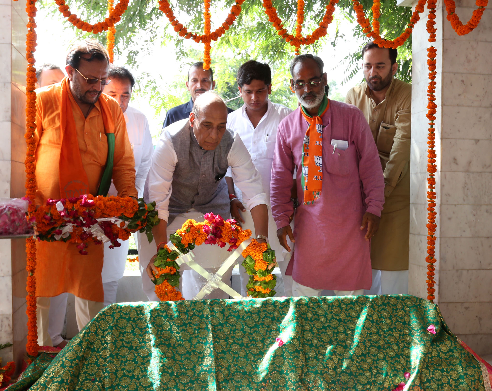 The Union Home Minister, Shri Rajnath Singh paying tributes at the tomb of freedom fighter and martyr Ashfaqullah Khan, at Shahjahanpur, Uttar Pradesh on August 20, 2016.
