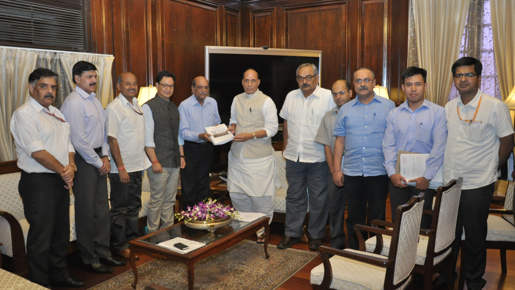 The Committee, under the Chairmanship of Shri Madhukar Gupta, to strengthen border protection, presents its report to the Union Home Minister, Shri Rajnath Singh, in New Delhi on August 29, 2016.  The Minister of State for Home Affairs, Shri Kiren Rijiju, the Members of the Committee, the Home Secretary, Shri Rajiv Mehrishi, the Secretary (Border Management), Shri Susheel Kumar and other senior officers of the Ministry are also seen.