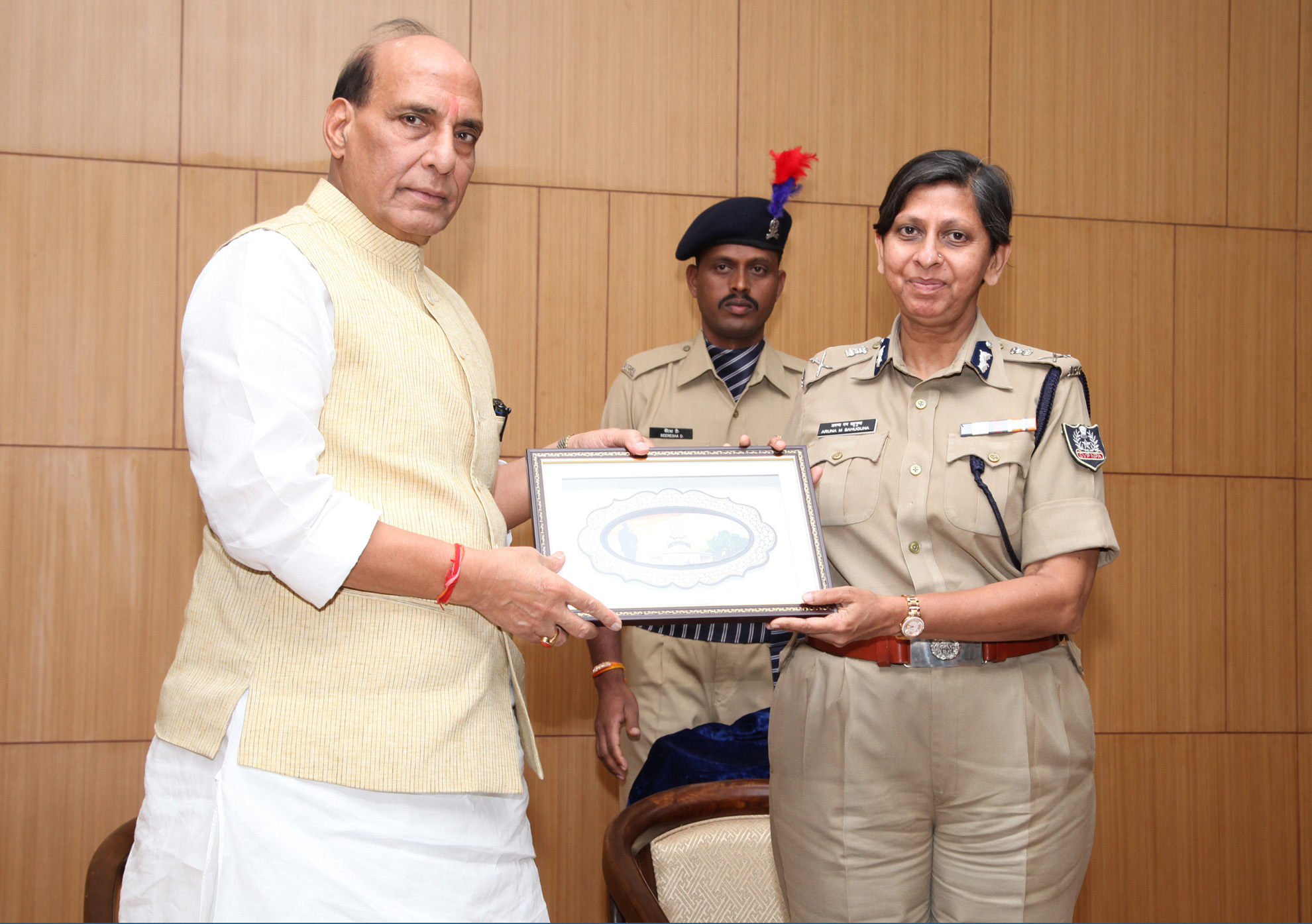 The Union Home Minister, Shri Rajnath Singh being presented a memento by the Director, National Police Academy, Ms. Aruna Bahuguna, at Sardar Vallabhbhai Patel National Police Academy, in Hyderabad on September 02, 2016.