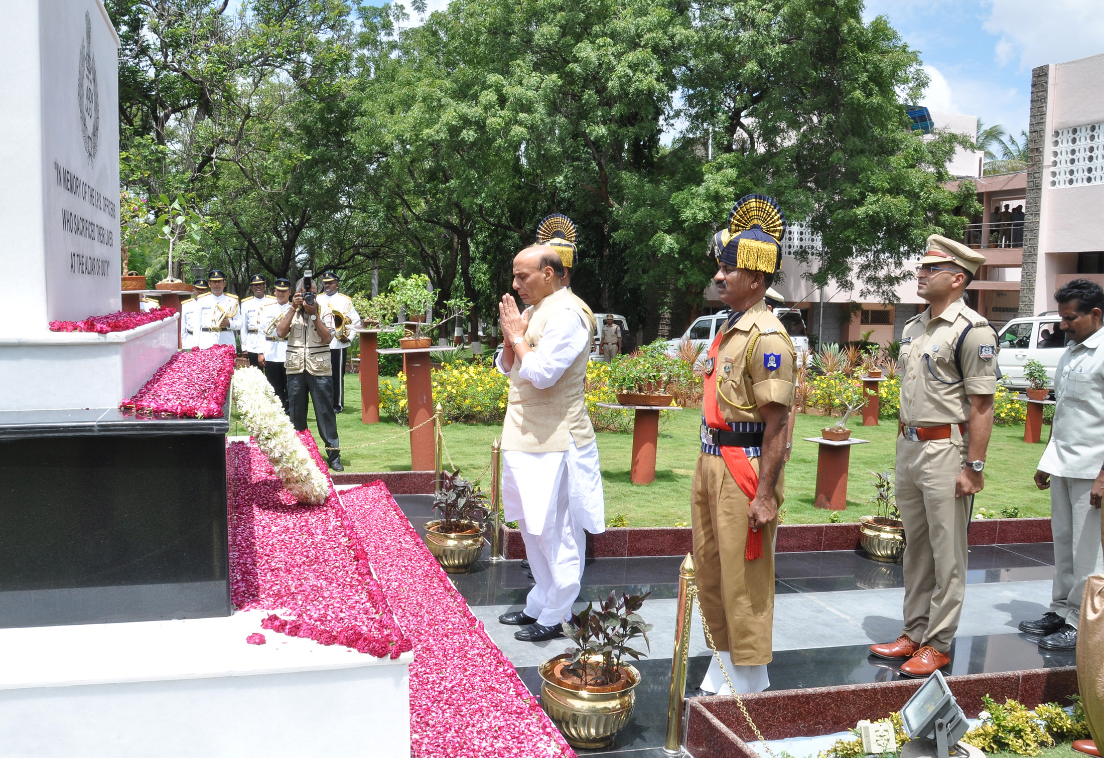 The Union Home Minister, Shri Rajnath Singh paying respect to the Martyrs column, at Sardar Vallabhbhai Patel National Police Academy, in Hyderabad on September 02, 2016.