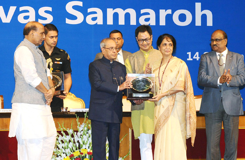 The President, Shri Pranab Mukherjee presented the Official Language awards, at the Hindi Divas Samaroh, in New Delhi on September 14, 2016.  The Union Home Minister, Shri Rajnath Singh and the Minister of State for Home Affairs, Shri Kiren Rijiju are also seen.