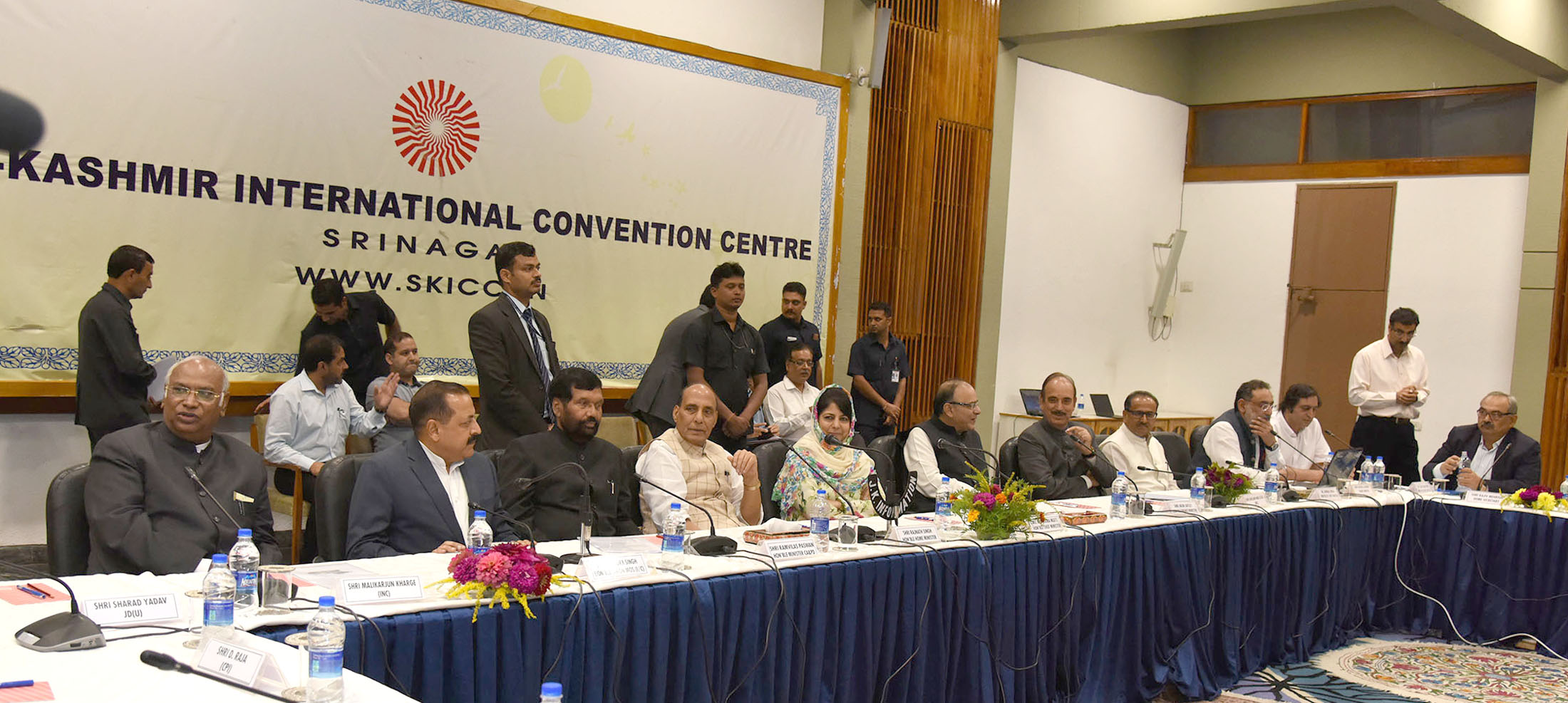 The Union Home Minister, Shri Rajnath Singh chairing the meeting of All Party delegation with the Jammu and Kashmir Government, in Srinagar, Jammu and Kashmir on September 04, 2016.  The Union Minister for Finance and Corporate Affairs, Shri Arun Jaitley, the Chief Minister of Jammu and Kashmir, Ms. Mehbooba Mufti and other dignitaries are also seen.