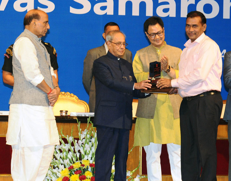 The President, Shri Pranab Mukherjee presented the Official Language awards, at the Hindi Divas Samaroh, in New Delhi on September 14, 2016.  The Union Home Minister, Shri Rajnath Singh and the Minister of State for Home Affairs, Shri Kiren Rijiju are also seen.