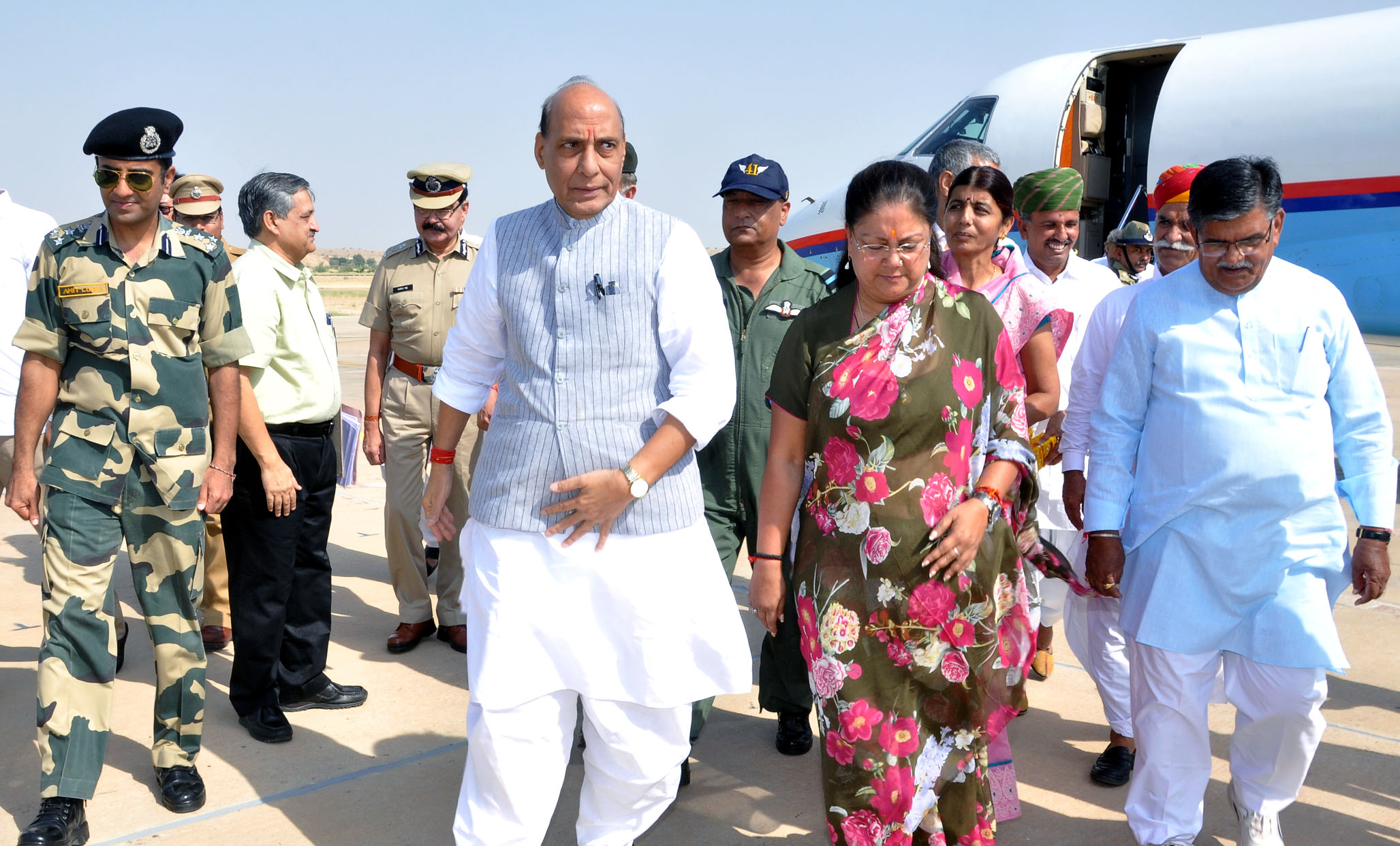 The Union Home Minister, Shri Rajnath Singh being received by the Chief Minister of Rajasthan, Smt. Vasundhara Raje Scindia, in Jaisalmer on October 07, 2016.