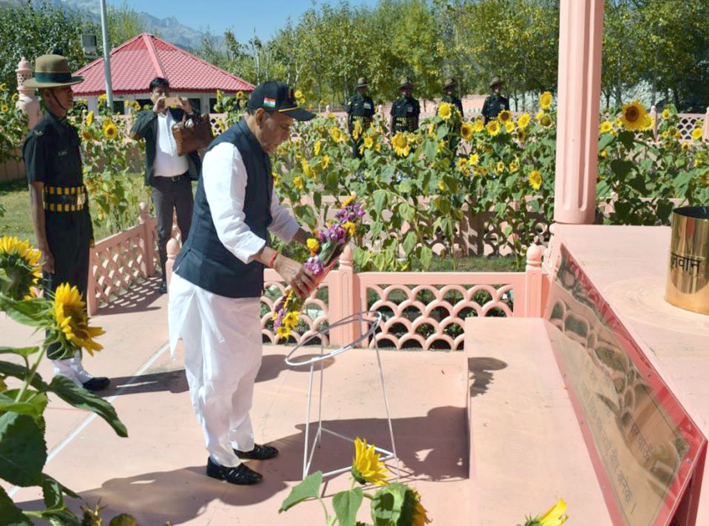 The Union Home Minister, Shri Rajnath Singh laying wreath at the Kargil War Memorial, at Drass, in Jammu and Kashmir on October 04, 2016.