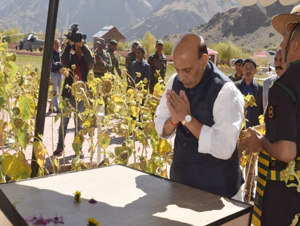 The Union Home Minister, Shri Rajnath Singh paying homage at the Kargil War Memorial, at Drass, in Jammu and Kashmir on October 04, 2016.