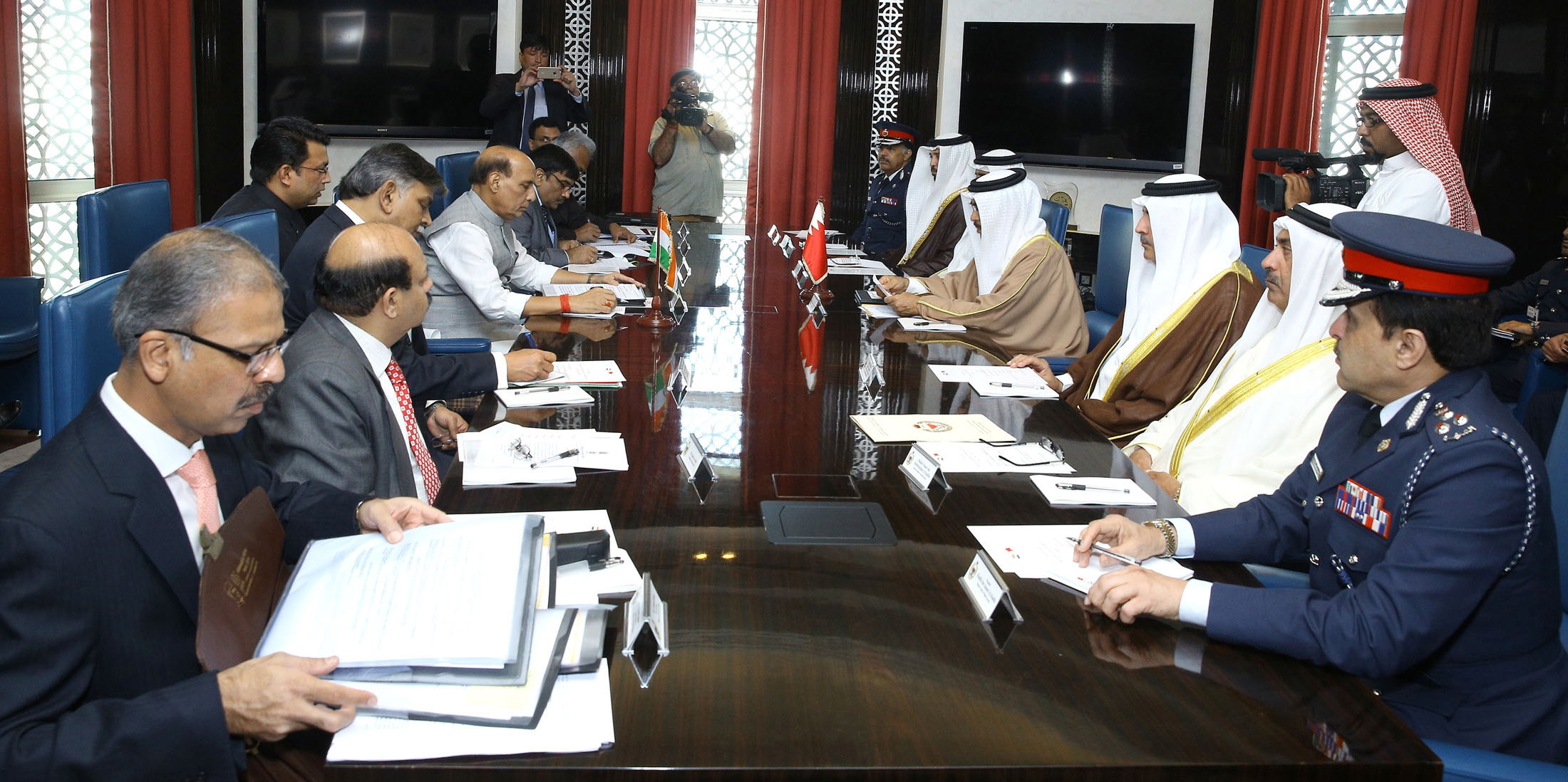 The Union Home Minister, Shri Rajnath Singh meeting the Minister of Interior of Bahrain, Lt. Gen. Sheikh Rashid Bin Abdulla Al Khalifa holding delegation level talks, in Manama on October 24, 2016.