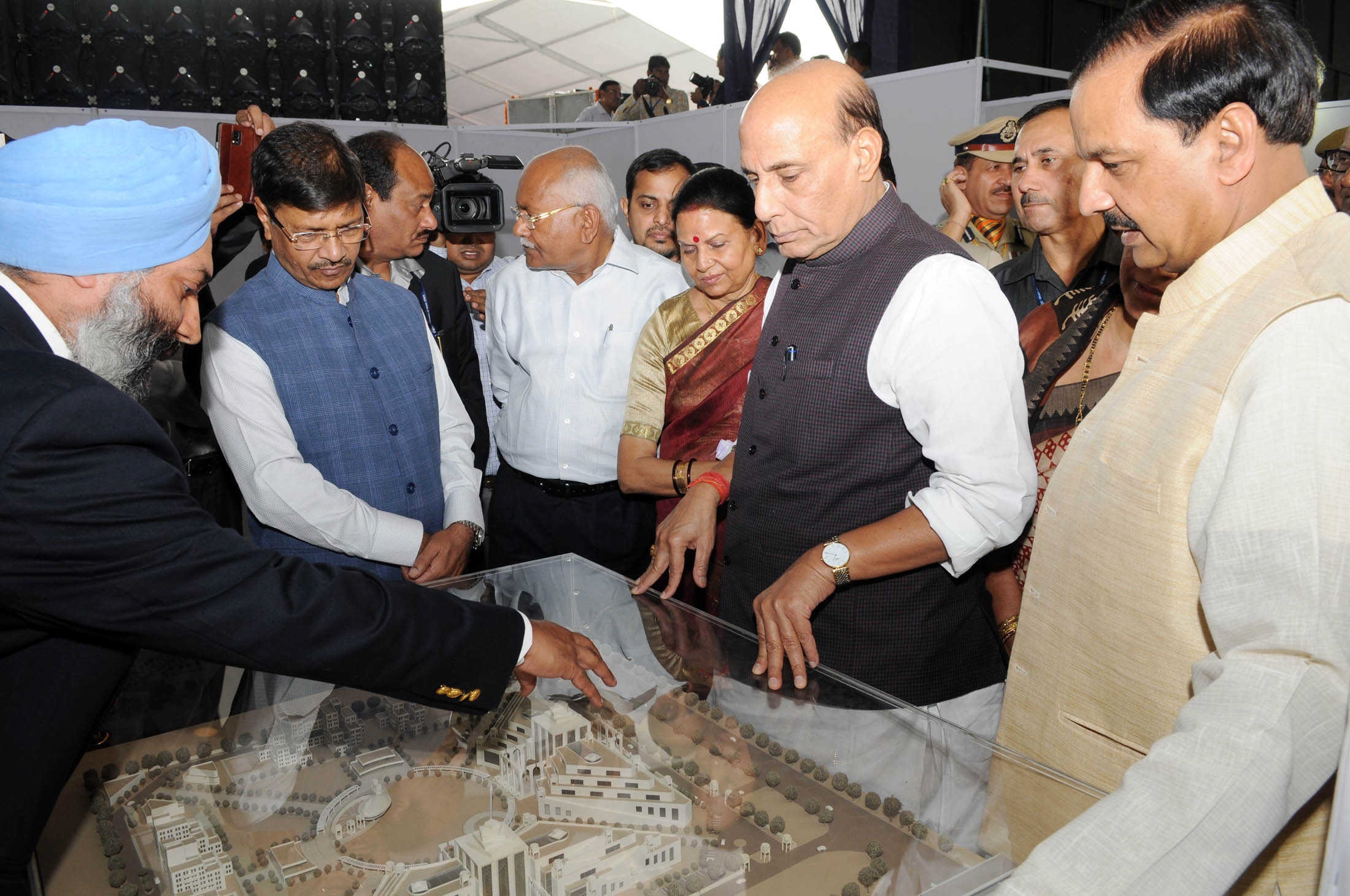 The Union Home Minister, Shri Rajnath Singh watching the model of Pt. Deen Dayal Upadhyay Institute of Archaeology, Archaeology Survey of India, in Greater Noida, Uttar Pradesh on October 28, 2016. The Minister of State for Culture and Tourism (Independent Charge), Dr. Mahesh Sharma is also seen.