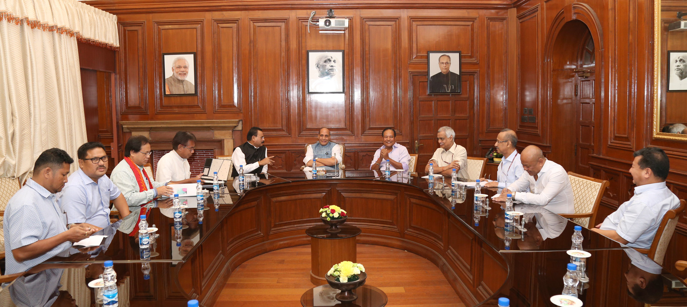 A delegation led by the Minister of Commerce and Industry, Transport and Parliamentary Affairs, Government of Assam, Shri Chandra Mohan Patowary calling on the Union Home Minister, Shri Rajnath Singh, in New Delhi on October 26, 2016.