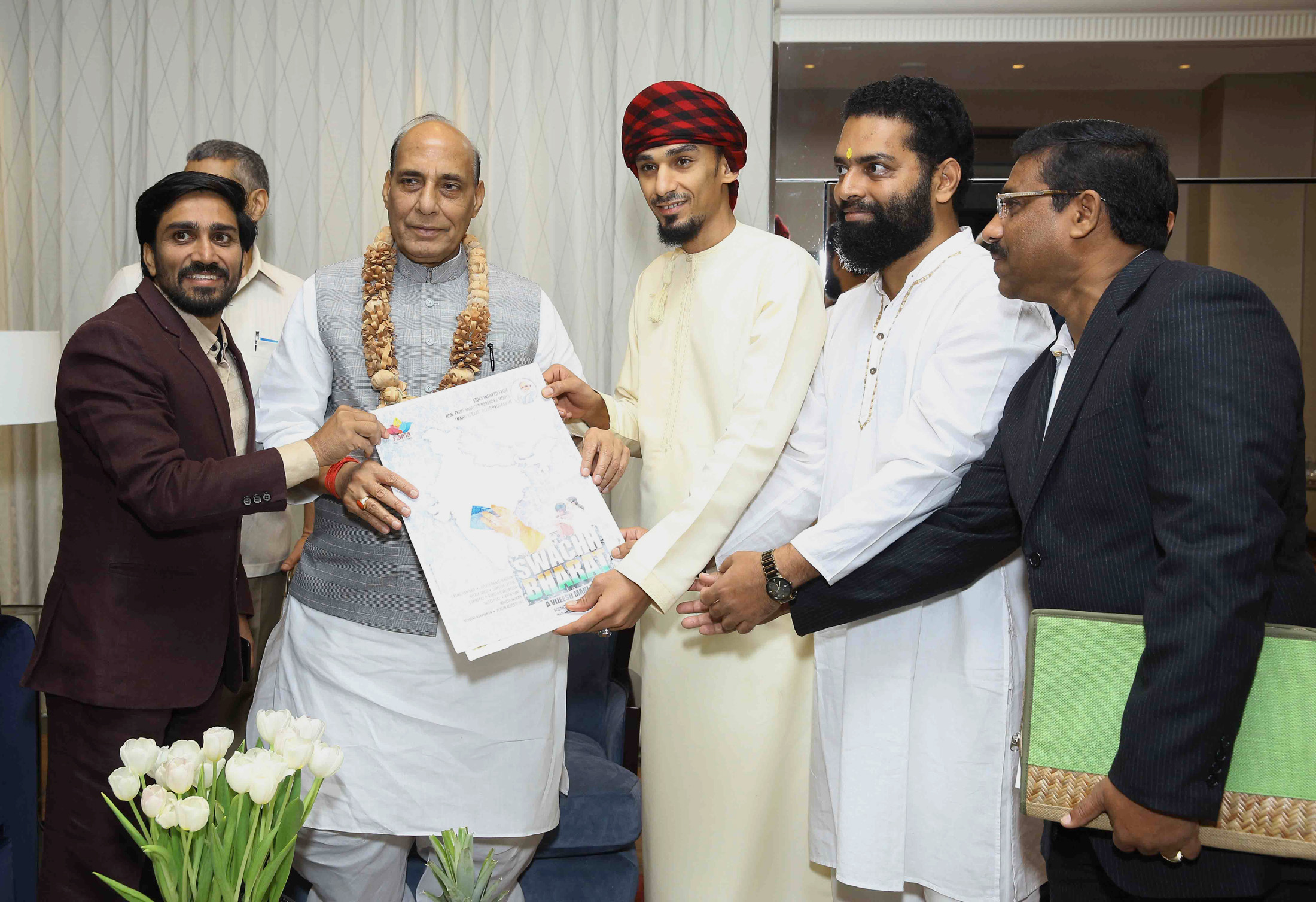 A delegation of Indian community in Bahrain, calling on the Union Home Minister, Shri Rajnath Singh, in Manama on October 25, 2016.