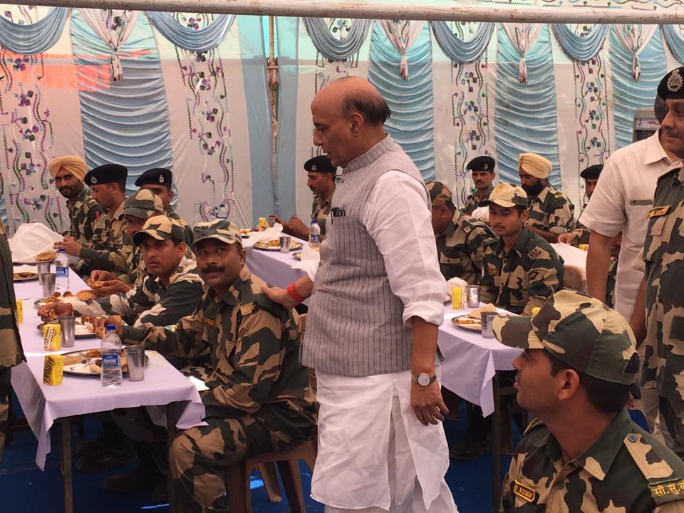 rajnath-singh-with-soldiers-at-munabao-bop