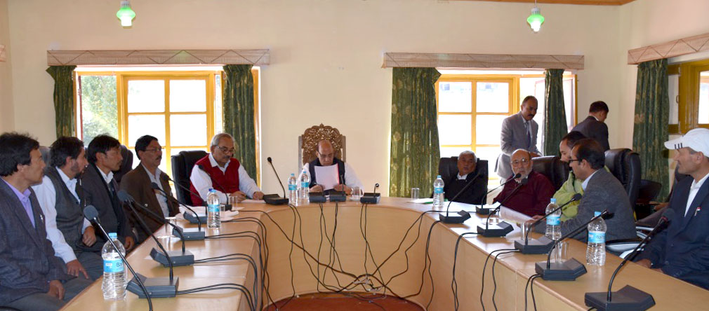 The Union Home Minister, Shri Rajnath Singh meeting with the different delegations, in Kargil, Jammu and Kashmir on October 04, 2016. The Home Secretary, Shri Rajiv Mehrishi is also seen.