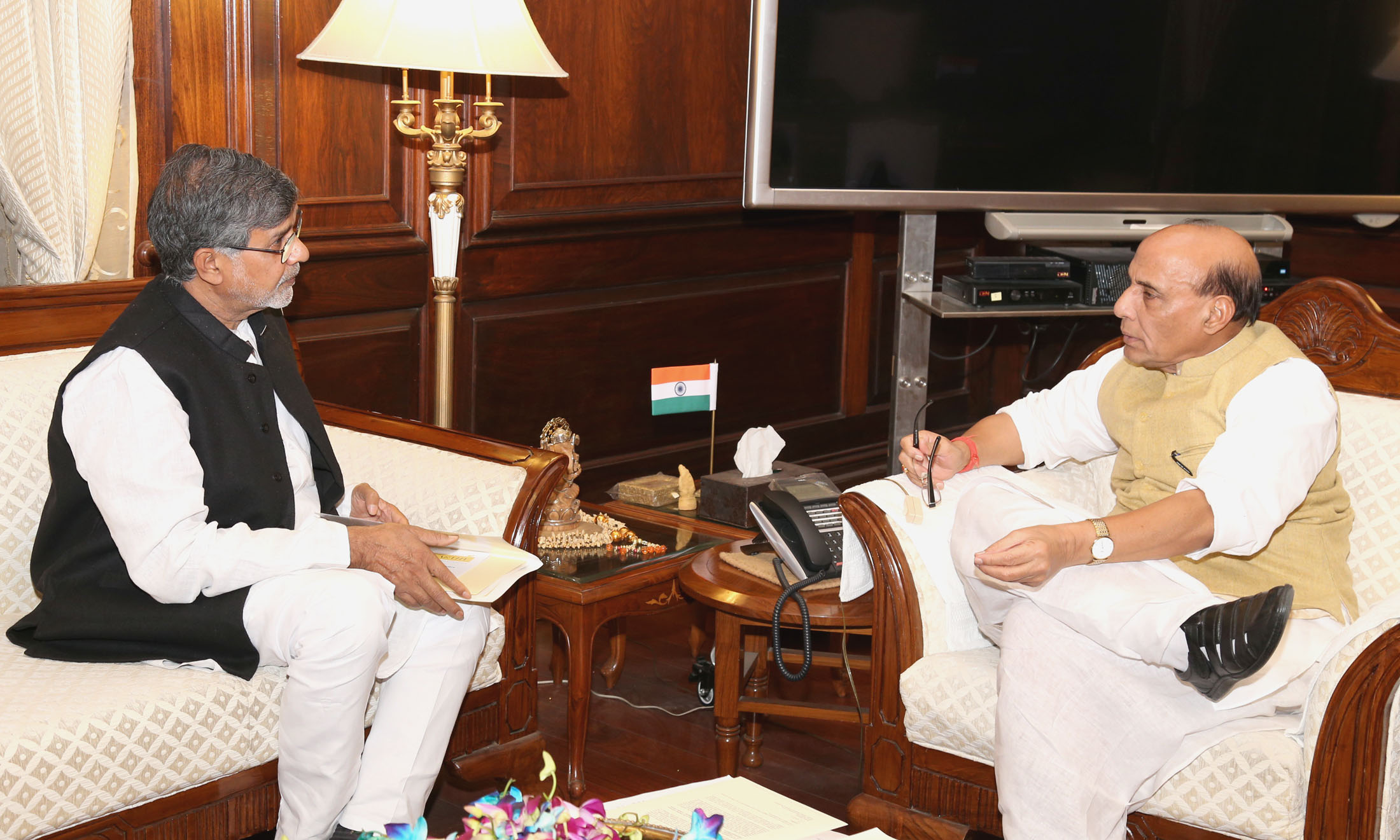 The Nobel Peace Prize awardee, Shri Kailash Satyarthi calling on the Union Home Minister, Shri Rajnath Singh, in New Delhi on November 18, 2016.