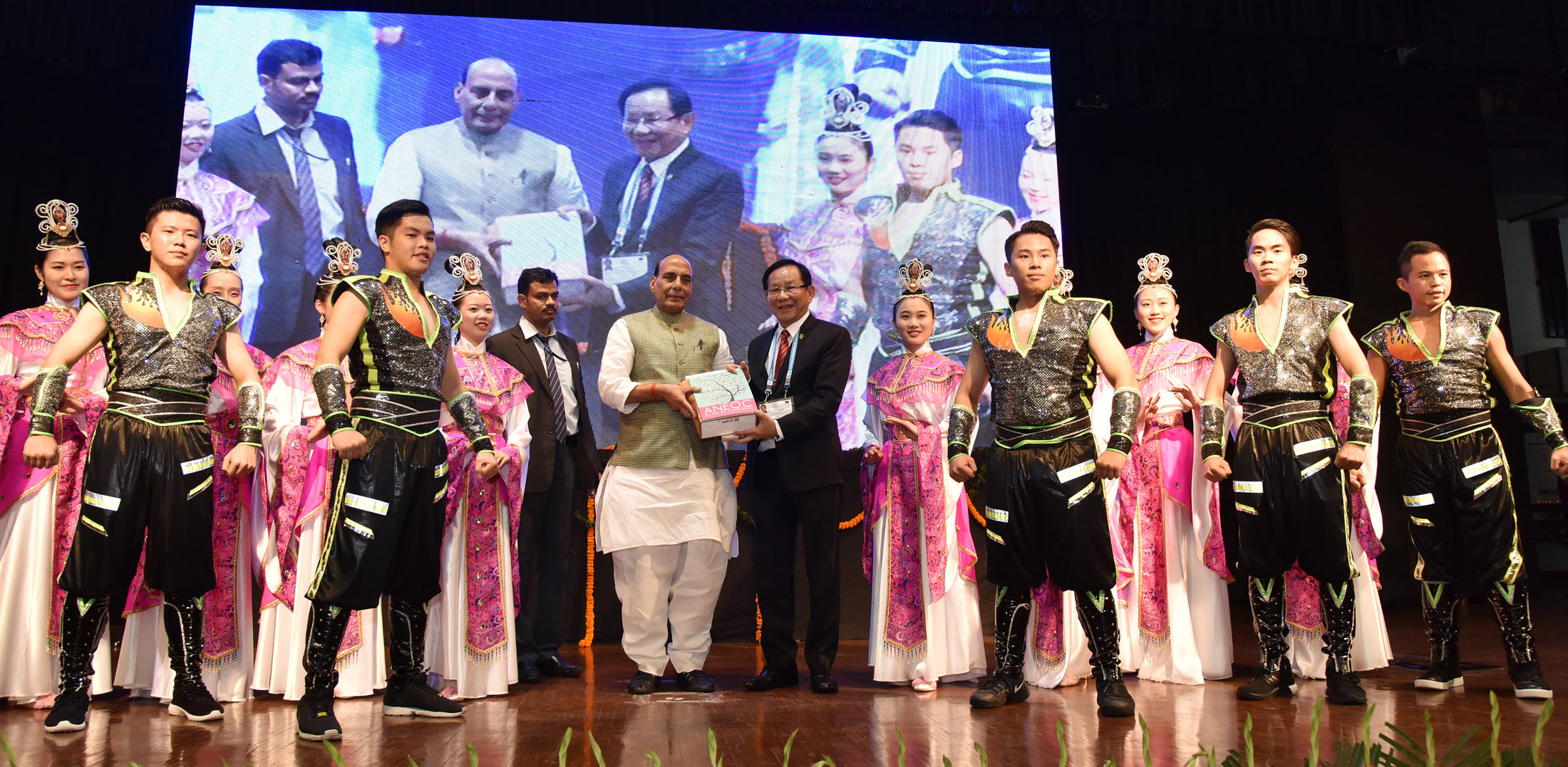 The Union Home Minister, Shri Rajnath Singh being presented a souvenir, during the 17th International Conference of Chief Justice of the world on Article 51 of the Indian Constitution, in New Delhi on November 10, 2016.