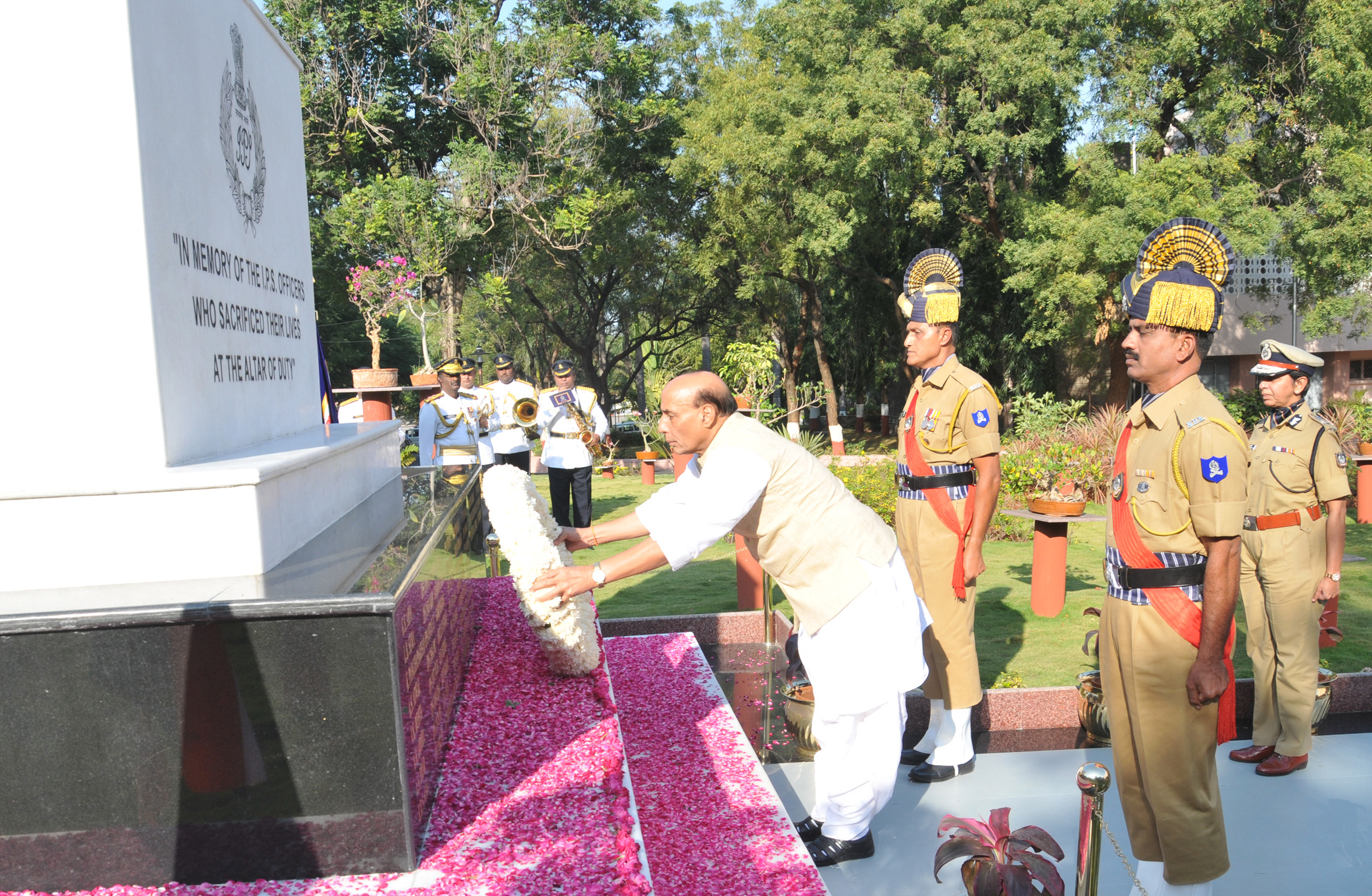 The Union Home Minister, Shri Rajnath Singh placing the wreath at the Martyrs column at Sardar Vallabhbhai Patel National Police Academy, in Hyderabad on November 25, 2016.
