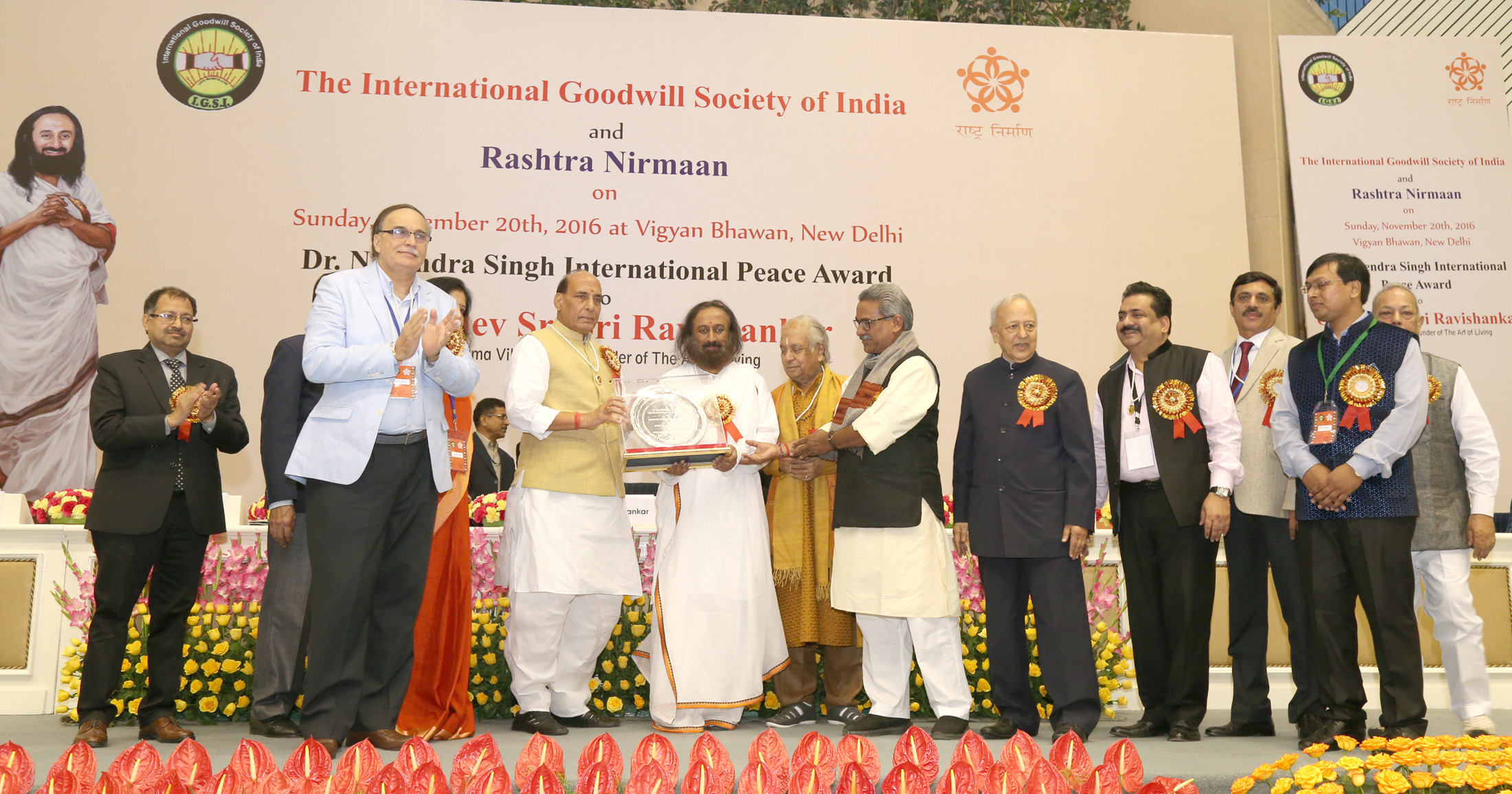 The Union Home Minister, Shri Rajnath Singh presenting the Dr. Nagendra Singh International Peace Award to Gurudev Sri Sri Ravi Shankar, in New Delhi on November 19, 2016.