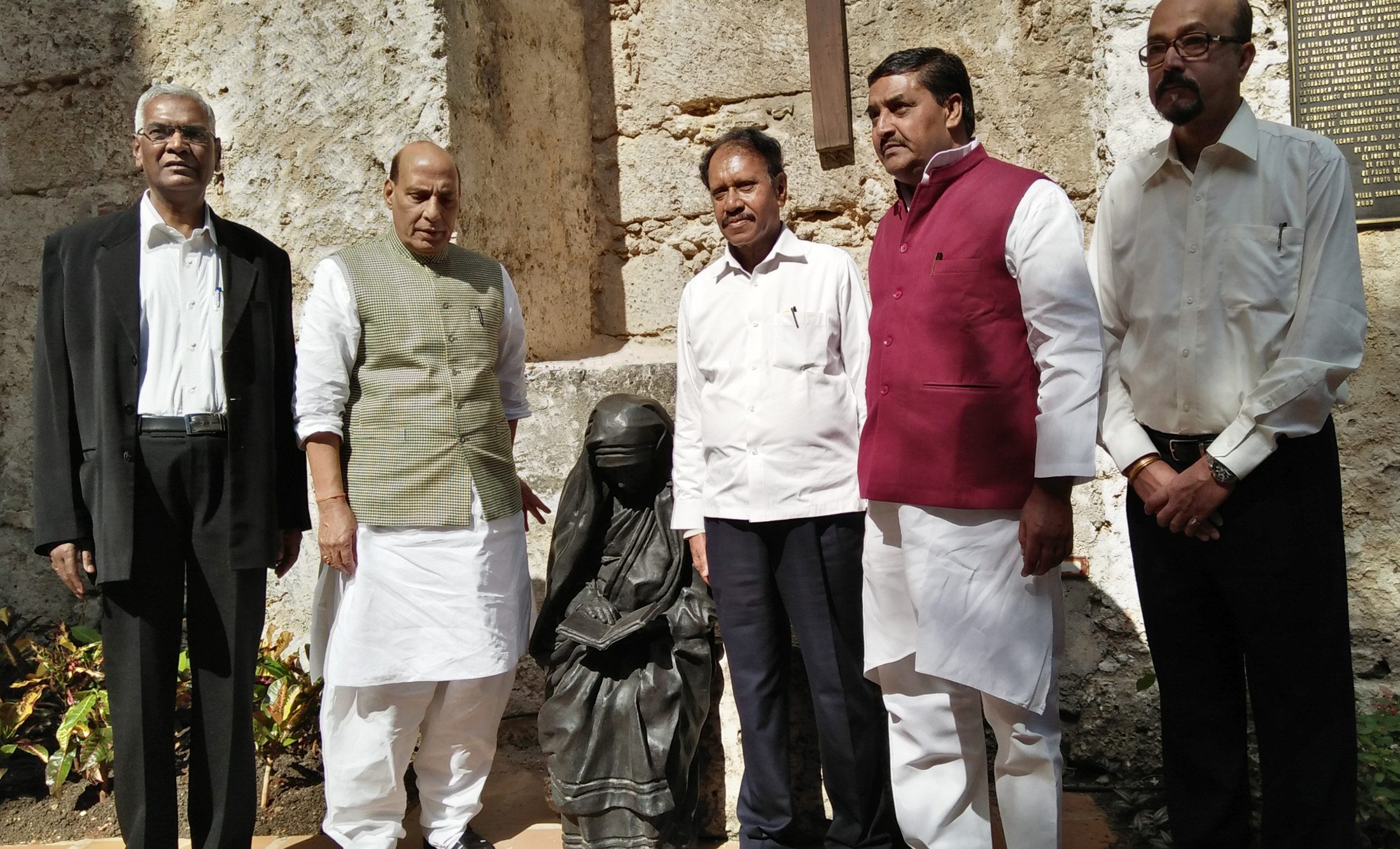 The Union Home Minister, Shri Rajnath Singh at the statue of Mother Teresa, in Old Havana on November 30, 2016.