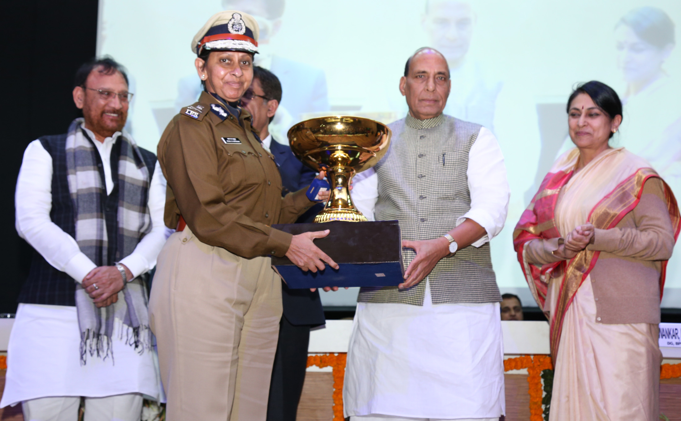 The Union Home Minister, Shri Rajnath Singh presenting a trophy instituted by the BPR&D, during his visit to the CDTS campus, in Ghaziabad on December 16, 2016.
