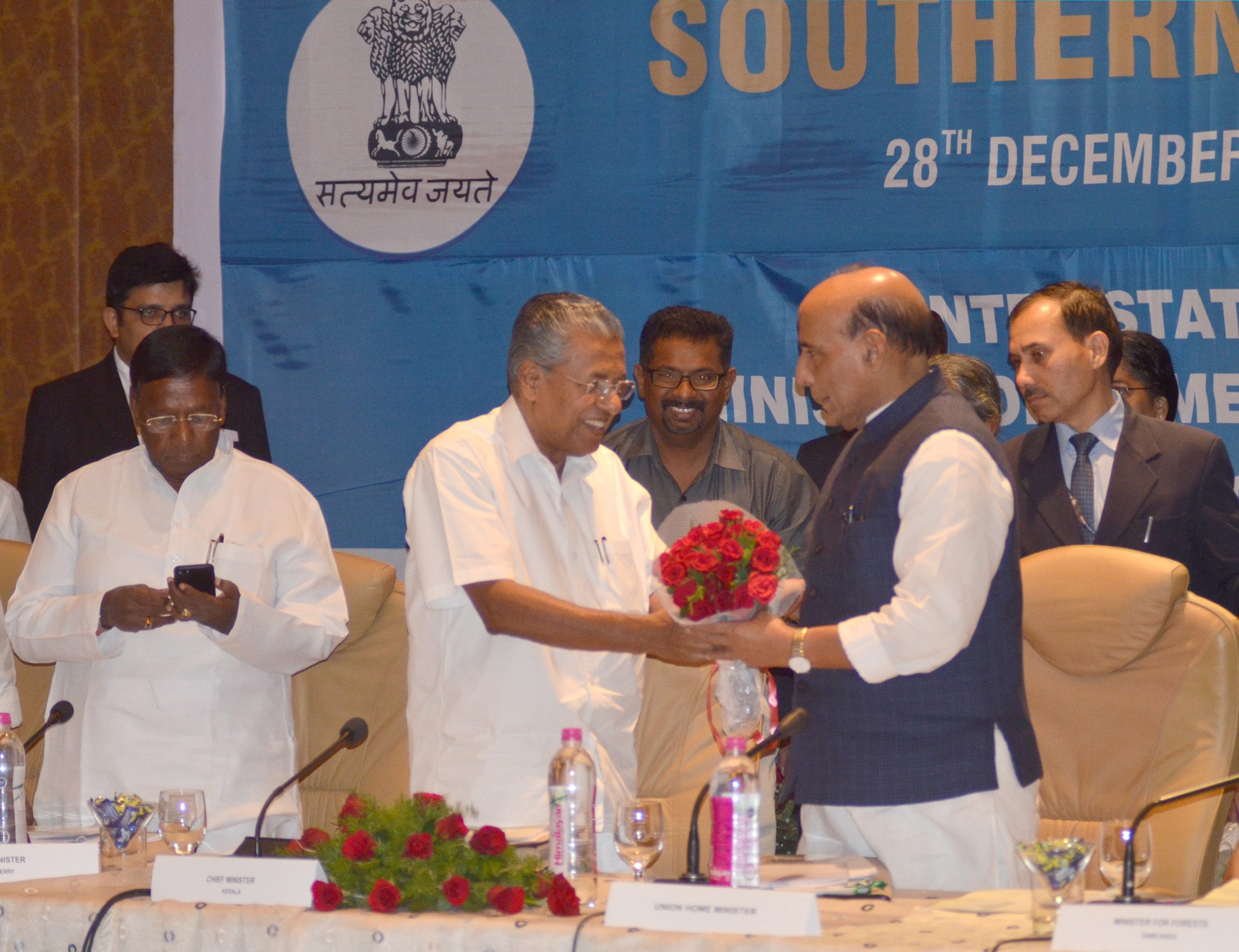 The Chief Minister of Kerala, Shri Pinarayi Vijayan welcoming the Union Home Minister, Shri Rajnath Singh at the 27th Southern Zonal Council meeting, in Thiruvananthapuram on December 28, 2016. The Chief Minister of Puducherry, Shri V. Narayanasamy is also seen.