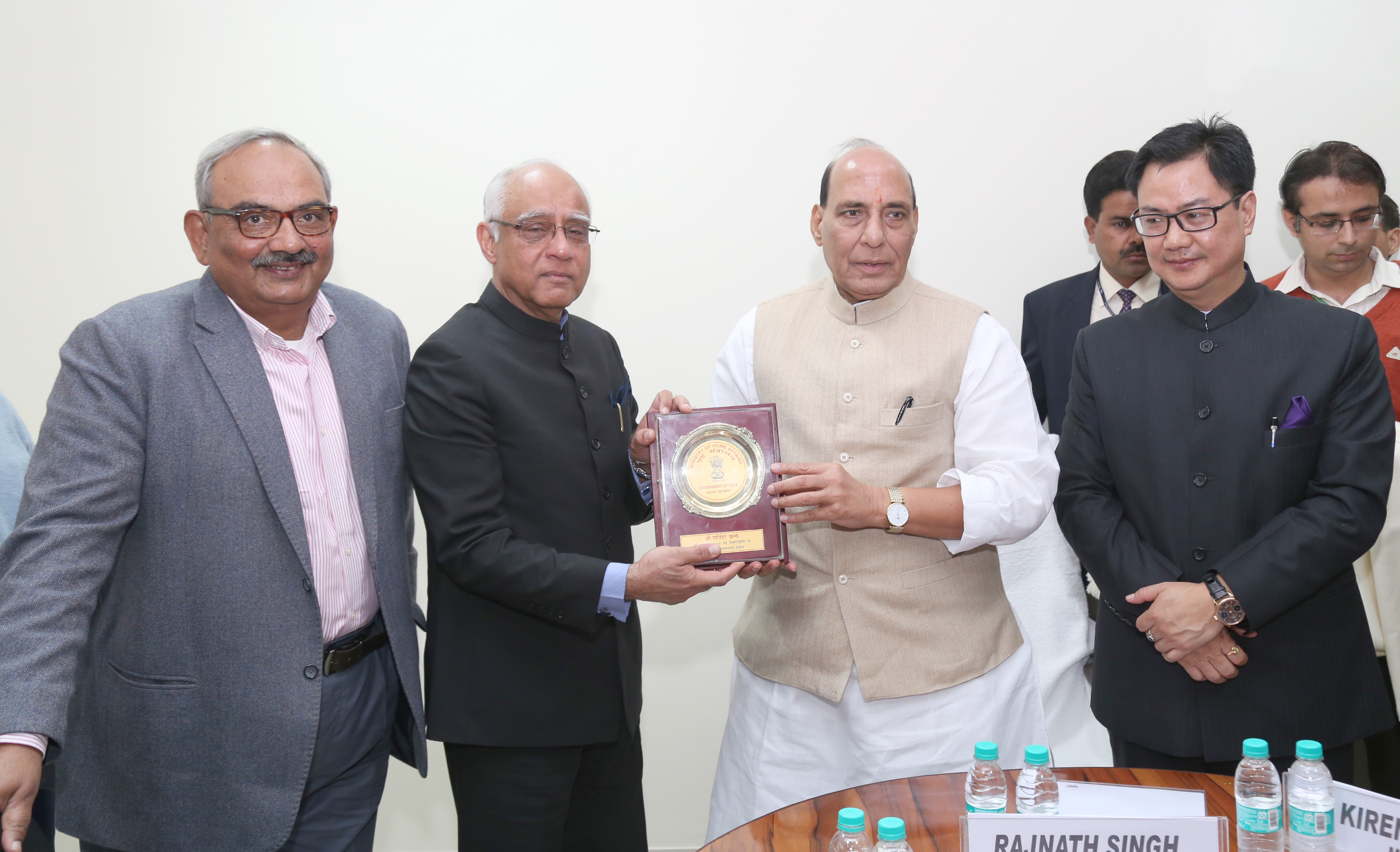 The Union Home Minister, Shri Rajnath Singh presenting a memento to Shri Rajinder Khanna, who retired as the Secretary (R) on December 31, 2016, at a function, in New Delhi on January 01, 2017. 	 The Minister of State for Home Affairs, Shri Kiren Rijiju and the Union Home Secretary, Shri Rajiv Mehrishi are also seen.