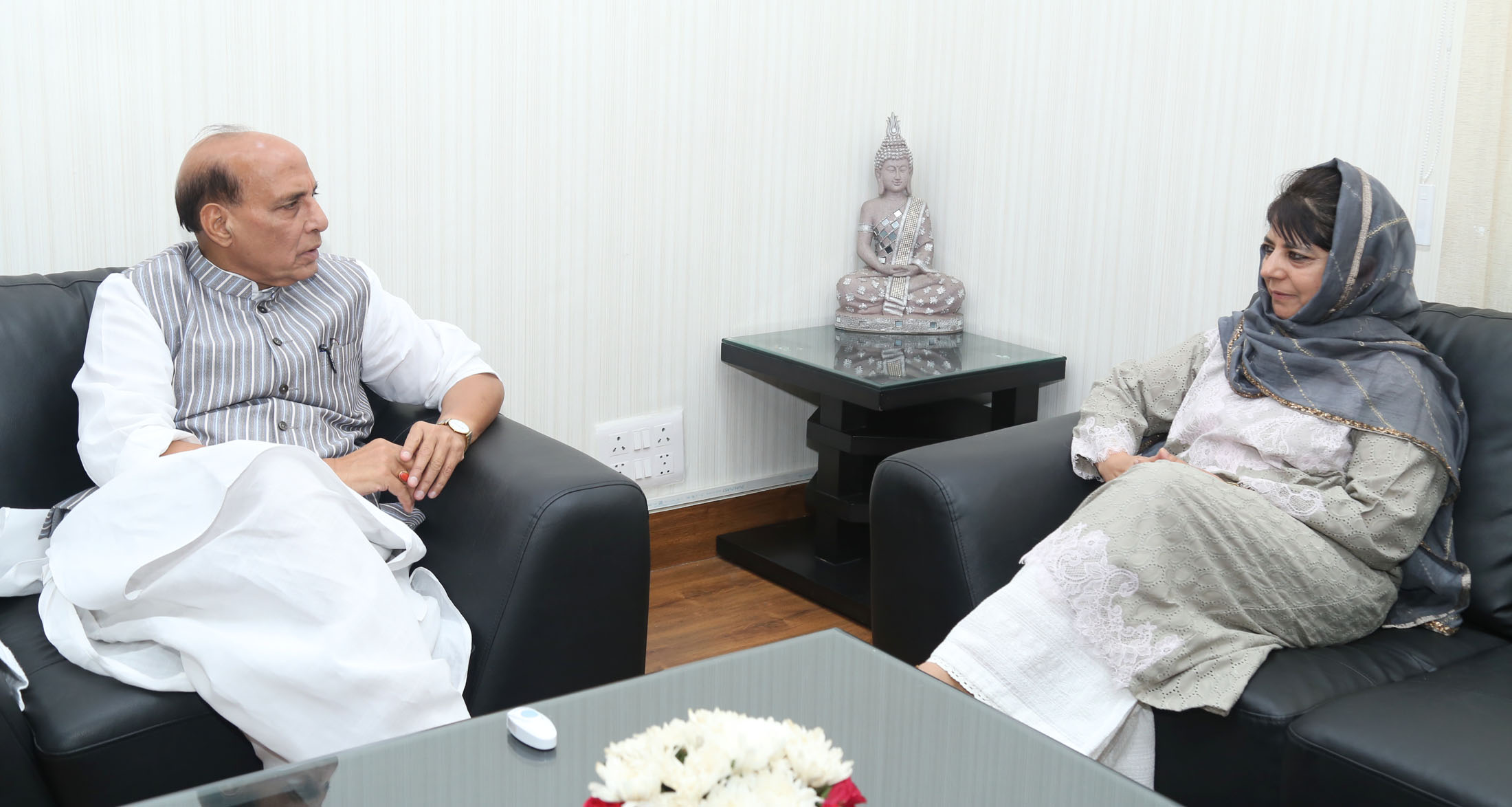 The Chief Minister of Jammu and Kashmir, Ms. Mehbooba Mufti calling on the Union Home Minister, Shri Rajnath Singh, in New Delhi on April 24, 2017.