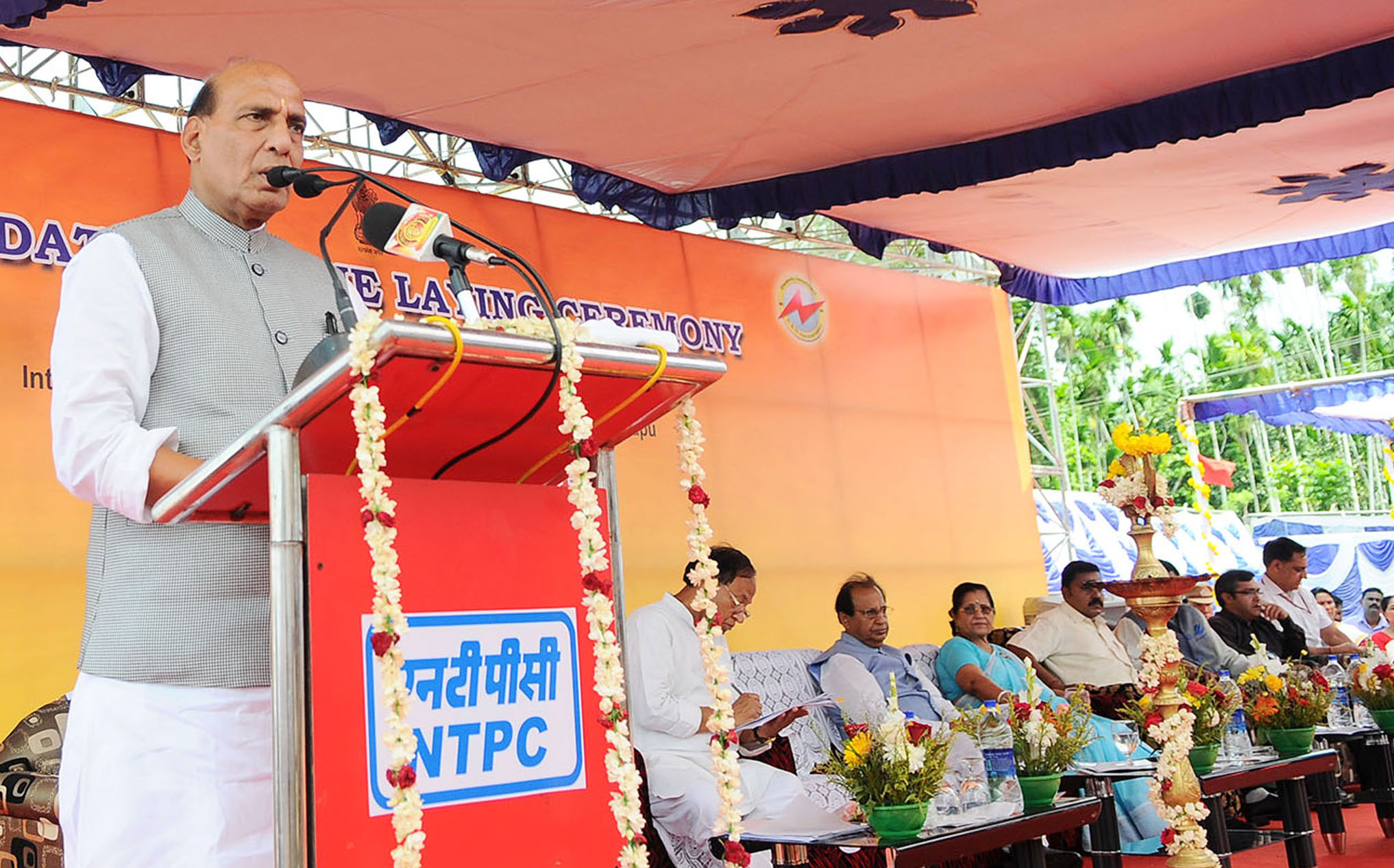 The Union Home Minister Shri Rajnath Singh addressing at foundation stone laying ceremony for two solar power plants, in South Andaman on April 07, 2017. 	The Lieutenant Governor of Andaman and Nicobar Islands, Prof. Jagdish Mukhi is also seen.