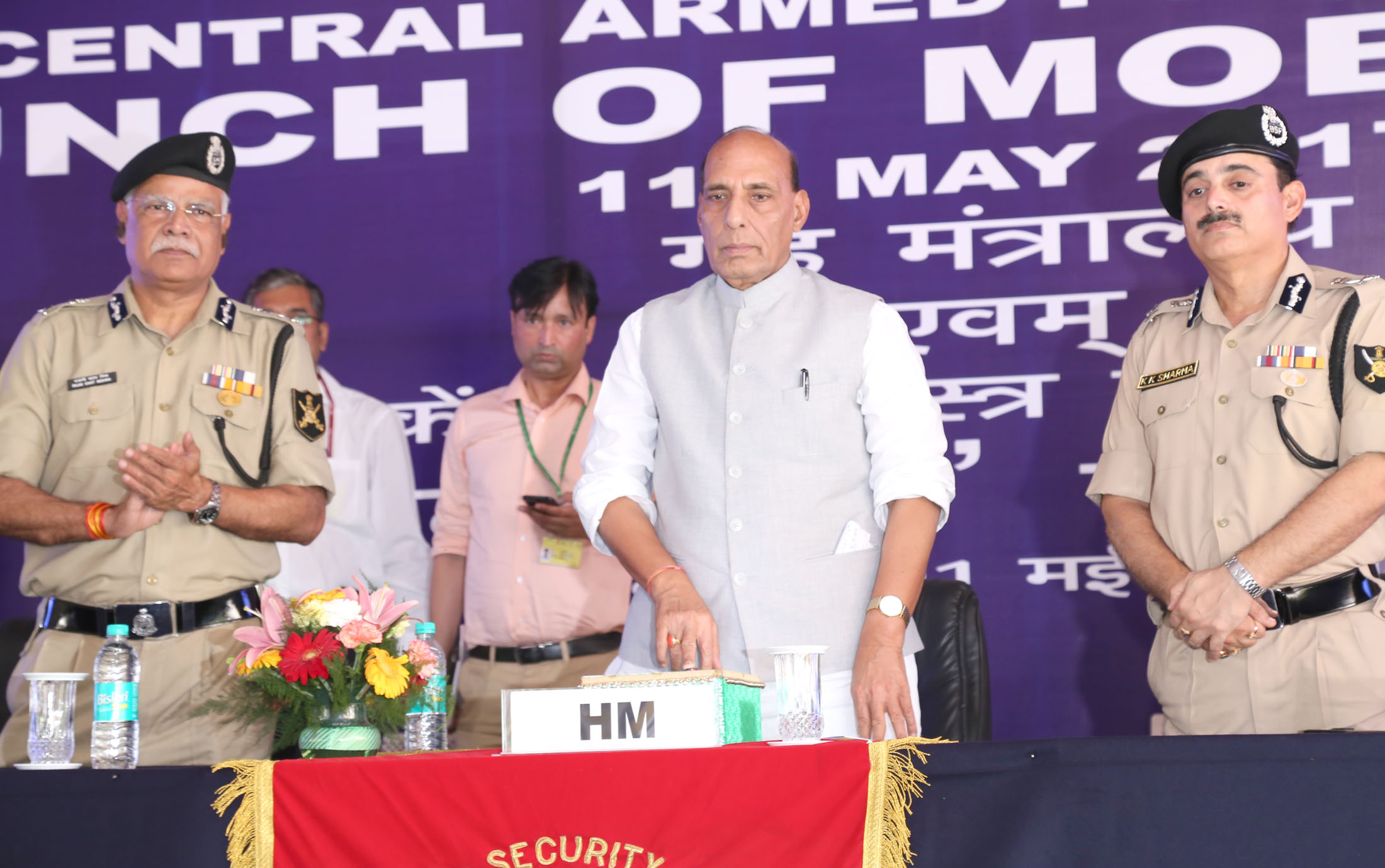 The Union Home Minister, Shri Rajnath Singh launching the BSFMyApp, in New Delhi on May 11, 2017.  The DG, BSF, Shri K. K. Sharma is also seen.