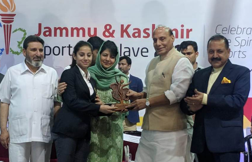 The Union Home Minister, Shri Rajnath Singh presenting the awards to the sportspersons, in Srinagar, Jammu & Kashmir on June 07, 2018. 	The Chief Minister of Jammu and Kashmir, Ms. Mehbooba Mufti and the Minister of State for Development of North Eastern Region (I/C), Prime Ministers Office, Personnel, Public Grievances & Pensions, Atomic Energy and Space, Dr. Jitendra Singh are also seen.