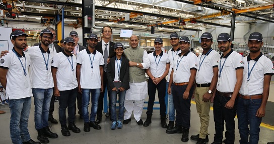 रक्षा मंत्री श्री राजनाथ सिंह ने फ्रांस के रक्षा उद्योग से भारत को उत्‍पादन केंद्र बनाने और निर्यात संभावना का लाभ उठाने के लिए कहा