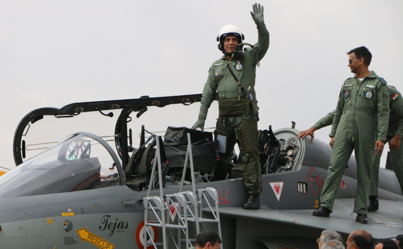 श्री राजनाथ सिंह हल्‍के लड़ाकू विमान ‘तेजस’ में उड़ान भरने वाले पहले रक्षामंत्री बने