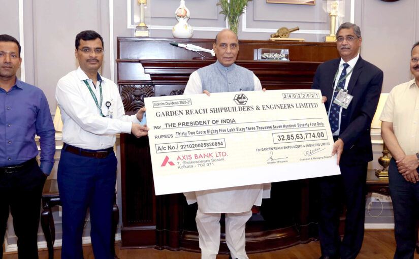 The Union Minister for Defence, Shri Rajnath Singh receiving the dividend cheque from the CMD of Garden Reach Shipbuilders Engineers Limited, Rear Admiral V.K. Saxena, (Retd.), in New Delhi on March 30, 2021.